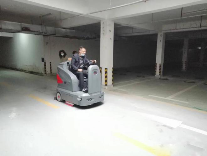淮北小区物业保洁不用人力改用驾驶式洗地机了